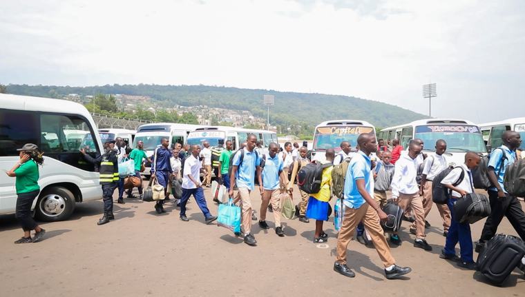 Polisi yasabye ko abanyeshuri basubira ku mashuri boroherezwa mu ngendo