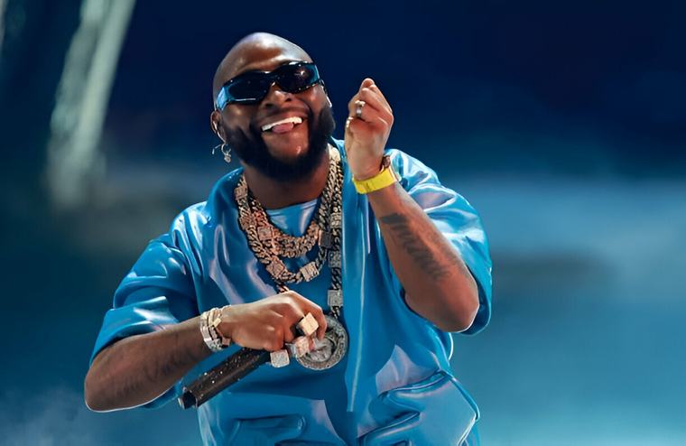 Davido yongeye kuvugisha benshi ku bukire bwe n’umutungo wa se