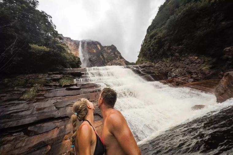 Menya Angel Falls, isumo rirerire ku Isi amazi amanukaho metero zirenga 900