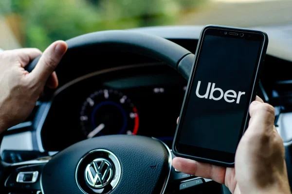 Uber yahagaritse gukorera muri Uganda na Nigeria