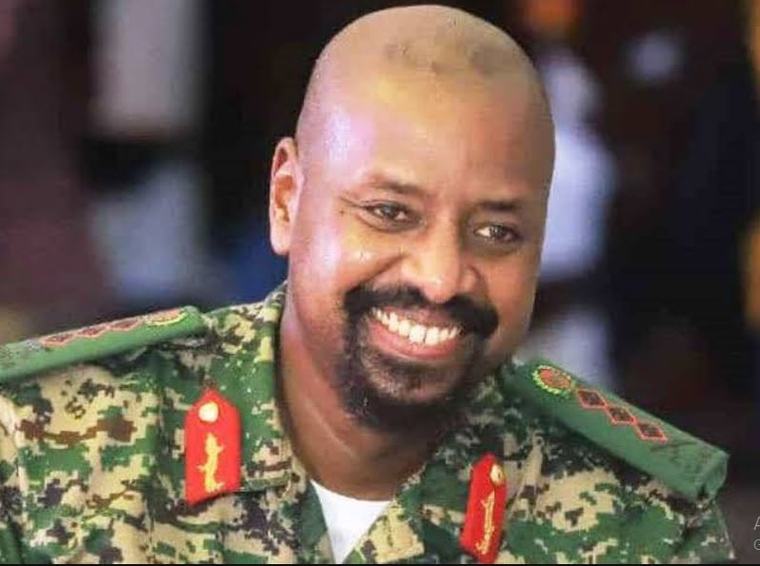 Gen. Muhoozi yishongoye ku Rwanda rurimo guca imyambarire idakwiye ku bari n'abategarugori