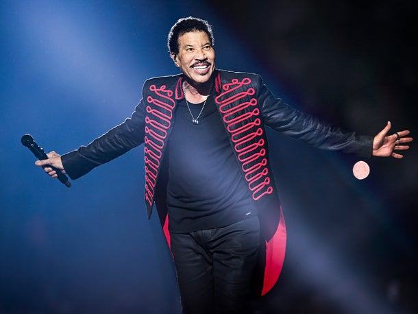 Lionel Richie yajyanywe mu bitaro nyuma y’igitaramo